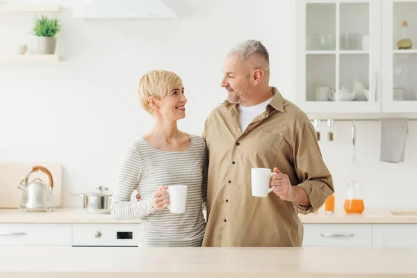 Drick varmt kaffe på morgonen tillsammans hemma, frukost för två — Stockfoto