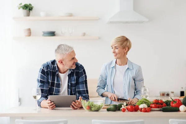 Matlagning lunch tillsammans för romantisk middag hemma under COVID-19 lockdown — Stockfoto