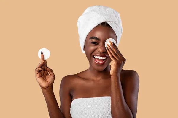 Retrato de mujer negra excitada limpiando la piel con algodón —  Fotos de Stock