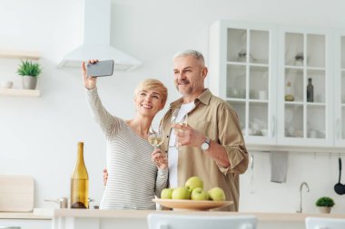 Mutlu romantik çift buluşmanın tadını çıkarıyor ve selfie veya online görüşme yapıyor.