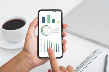 Ticaret uygulaması ile cep telefonu tutan iş analisti