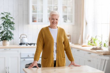 Mutfakta poz veren son sınıf güzeli.