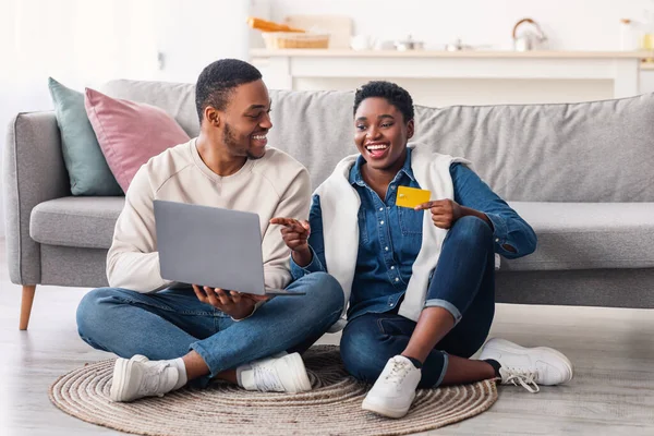 Černošky pár pomocí počítače a debetní kreditní karty doma — Stock fotografie