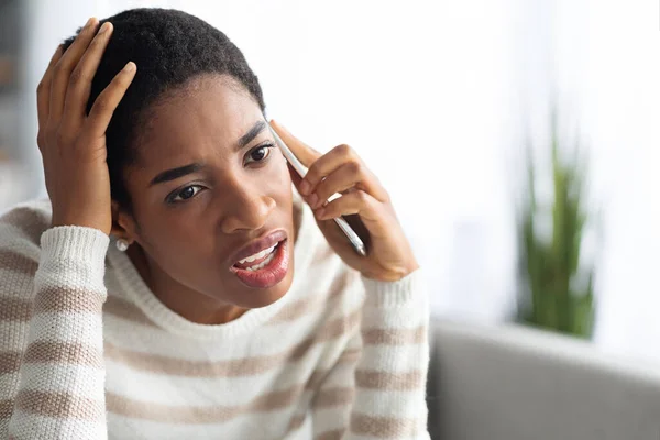 Close up retrato de preocupado afro-americano mulher falando no celular em casa — Fotografia de Stock