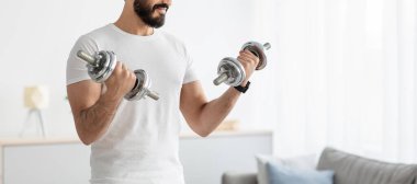 Güçlü vücut ve boş zaman, covid-19 salgını sırasında evde güç eğitimi.