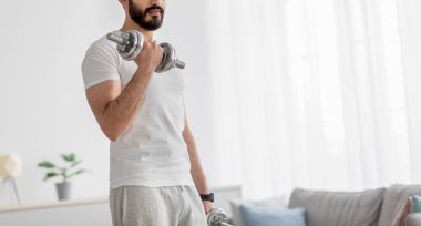 Formda kalın, vücut bakımı ve evde dayanıklılık eğitimi alın, covid-19 salgını