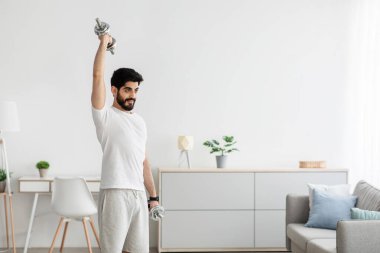 Atletizm sporcusu sadece evde ekipmanla el gücü egzersizi yapıyor. Yeni normal ve çalışma