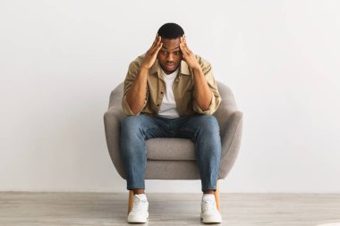 Endişeli Afrikalı Amerikalı Adam Sorunları Düşünüyor, Gri Arkaplan