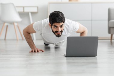 Antrenörle uzaktan eğitim, evdeki sosyal uzaklık ve spor için modern teknoloji