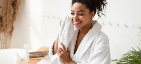 Afrikai amerikai nő szárító arc törölközővel a fürdőszobában, panoráma — Stock Fotó