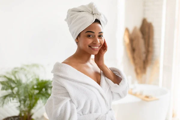 Atraente afro-americano mulher tocando bochecha em pé no banheiro — Fotografia de Stock