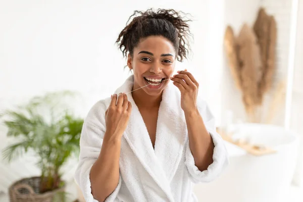 African American Woman Flossing Teeth Smiling To Camera In Bathroom — Stock Photo, Image