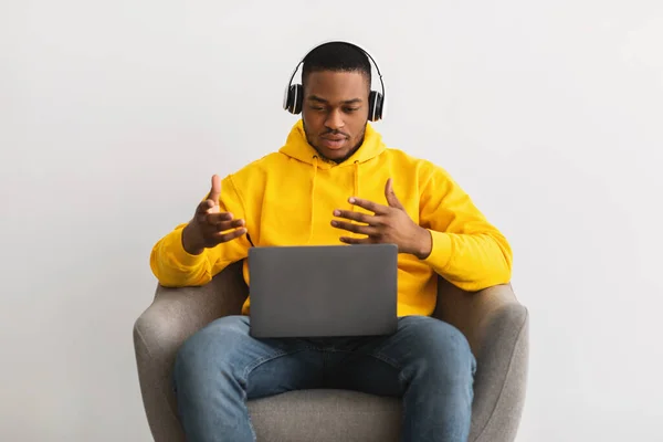 Africano Freelancer Man vídeo chamando via laptop sobre fundo cinza — Fotografia de Stock