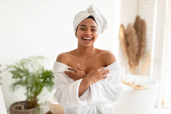 Joyful African American Woman Posing Wearing Bathrobe berdiri di kamar mandi — Stok Foto