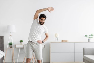 Evde spor salonu, vücut ve sağlık sporları ve sabah covid-19 salgını sırasında egzersiz