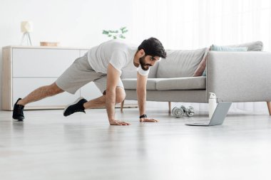 Evde spor, çevrimiçi ders ve kendini tecrit sırasında vücut bakımı.