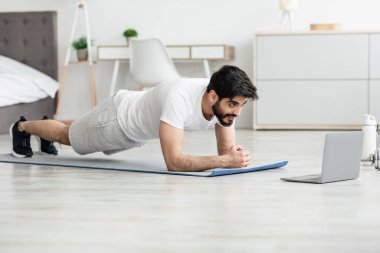 Spor salonunda online antrenman, uzaktan spor koçu, yeni normal ve covid-19 tecrit