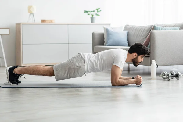 Palestra a casa, stile di vita sano e cura del corpo, allenamento da solo e nuovo normale — Foto Stock