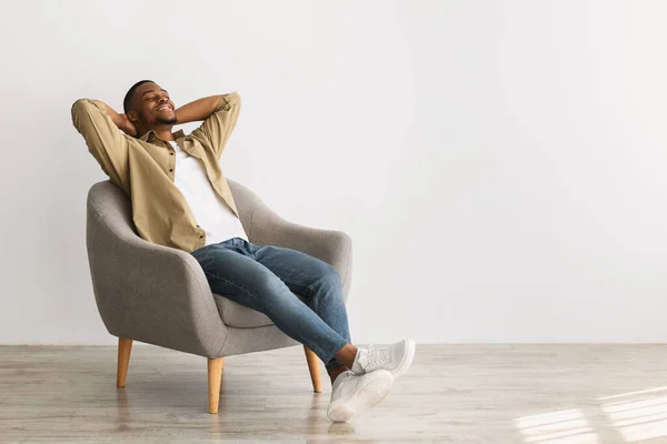 Happy African American Man Relaxing Sitting In Chair, γκρι φόντο — Φωτογραφία Αρχείου