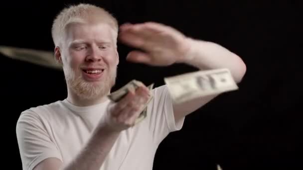 Rich Albino Man jogando dinheiro de pé sobre fundo preto — Vídeo de Stock