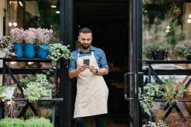 İnternette çiçekler hakkında blog, modern stüdyoda çiçekçilerin çalışmaları ve çiçek siparişi
