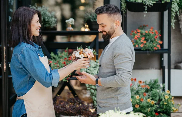 Pequenas empresas, startup, loja de flores e atendimento ao cliente — Fotografia de Stock