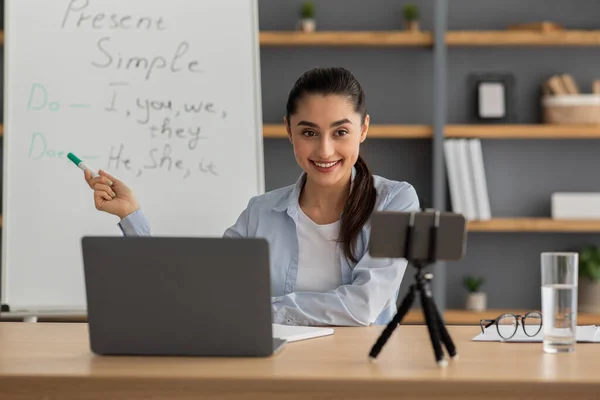 Clases en línea modernas, tutoría, nueva normalidad durante el bloqueo covid —  Fotos de Stock