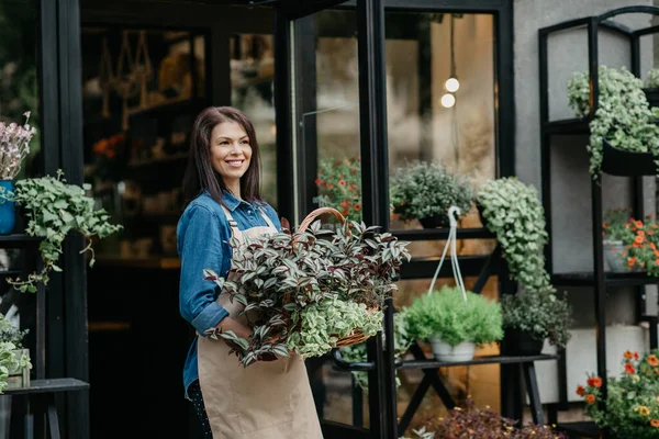 Piccolo imprenditore con fiori freschi e vendita in negozio. Fiorista lavoro — Foto Stock