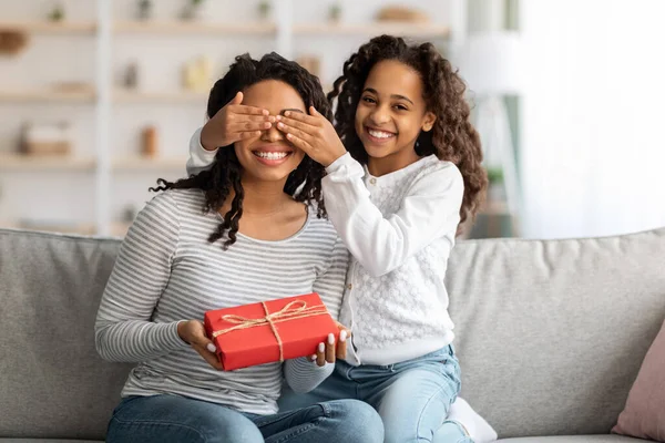 Lekfull lockigt svart flicka gör födelsedag överraskning för mamma — Stockfoto