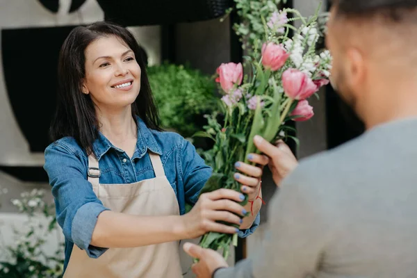 Pozytywne emocje, obsługa klienta, sklep z kwiatami i startup outdoor w mieście — Zdjęcie stockowe
