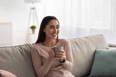 Evde boş vakit geçirmek, rahatlamak ve kendini izole ederken sıcak bir içkiyle dinlenmek.