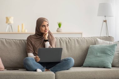 Kompozisyonlar yaz, çevrimiçi çalış, sosyal ağlarda sohbet et