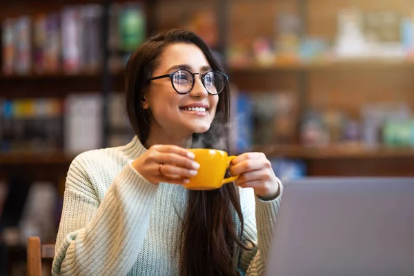 기분좋은 라틴 여성 이 카페에서 휴식을 취하고, 커피나 차를 혼자 즐기고, 뜨거운 음료를 머그 컵에 담고 — 스톡 사진