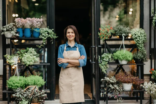 Tienda de flores moderna en estilo rústico y vendedor positivo —  Fotos de Stock