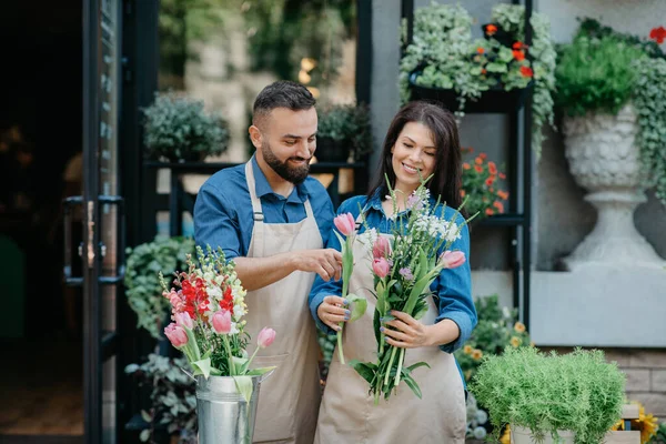 Creare bouquet, lavorare in negozio di fiori all'aperto, nuovo normale — Foto Stock