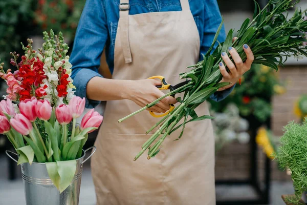 Projektant bukietów w kwiaciarni, kwiaciarnia i sprzedawca w sklepie — Zdjęcie stockowe