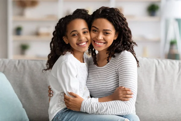 Alegre afroamericana madre e hija posando en casa — Foto de Stock