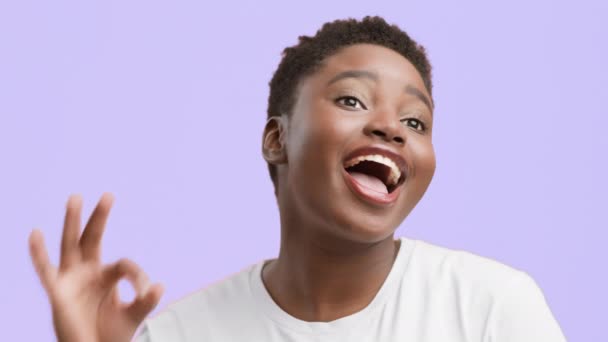 Vrolijke Afro-Amerikaanse Plus-Size Vrouw Gesturing OK over grijze achtergrond — Stockvideo