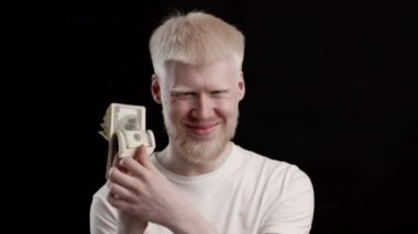 Zengin Albino Adam Siyah Arkaplan Üzerinde Para Pozisyonu Gösteriyor