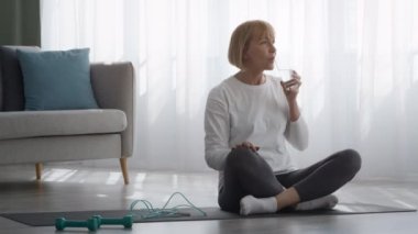 Sportif Yaşlı Bayan Su İçiyor Evde Fitball 'un yanında oturuyor