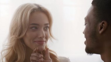 Afrika kökenli Amerikalı koca, karısına dokunuyor ve onu içeride öpüyor.