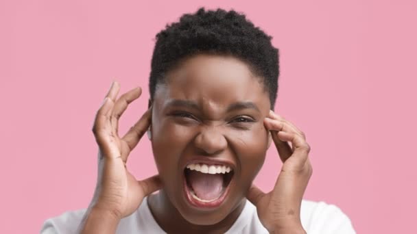 Donna nera che massaggia la testa che soffre di forte mal di testa, sfondo rosa — Video Stock