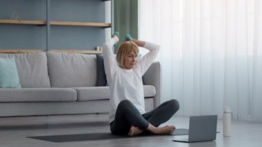 Sportif Yaşlı Kadın Laptopta Egzersiz Yapıyor Evde Dambıl Yetiyor