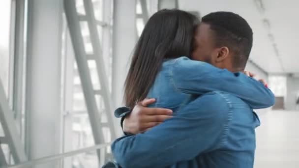 Alegre afro-americano casal abraçando e girando encontro no aeroporto — Vídeo de Stock