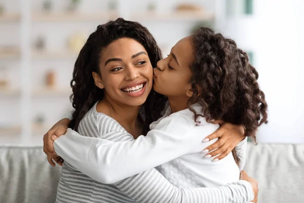 爱非洲裔美国女学生亲吻她的母亲 — 图库照片