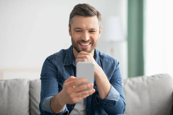 Boldog középkorú férfi élvezi video chat szerető — Stock Fotó