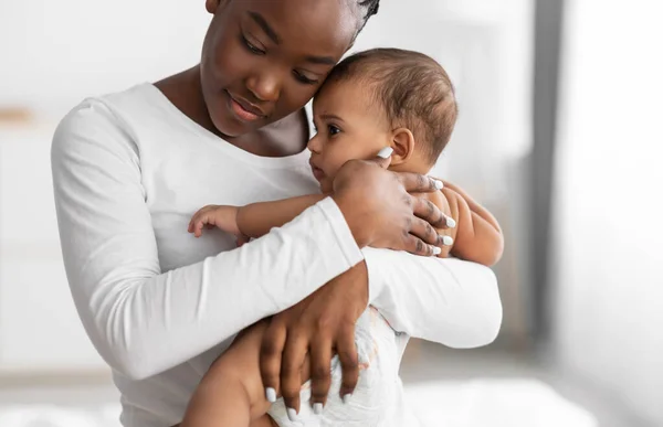 Πορτρέτο της μαύρης μητέρας κρατώντας το μωρό στα χέρια — Φωτογραφία Αρχείου