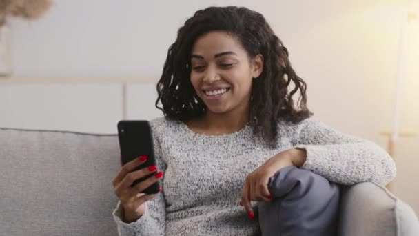 Nova comunicação normal e distante. Feliz jovem afro-americano senhora vídeo conversando com amigos ou familiares em casa — Vídeo de Stock