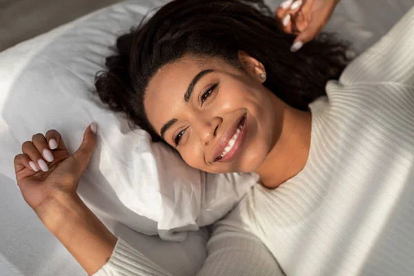 Feliz joven afroamericana mujer estirándose después de despertar —  Fotos de Stock