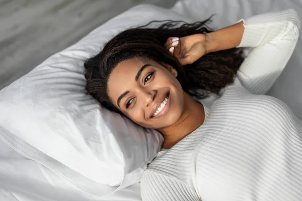 Счастливая молодая афроамериканка позирует после пробуждения — стоковое фото